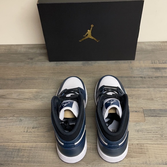 Air Jordan 1 mid GS size 7Y/Women’s size 8.5 White/Navy/Black new with box - Picture 5 of 12